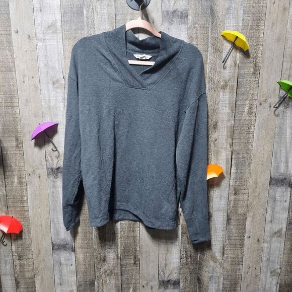 5/$25 Athleta Womans Size Medium Clarity VNeck Lightweight Sweatshirt - Picture 1 of 5